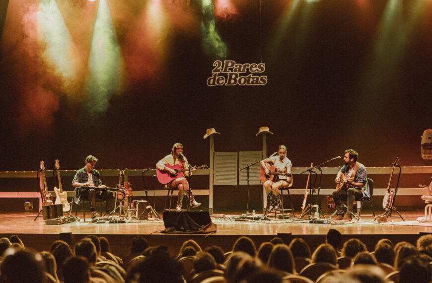 2 PARES DE BOTAS TRIUNFAM NO TEATRO MARIA MATOS E ANUNCIAM DESPEDIDA DOS PALCOS