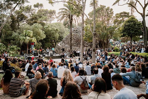 O Ageas Cooljazz encerrou a sua 22.ª edição com um total de 60 mil espectadores, ao longo de oito noites de concertos e três tardes de programação gratuita. Com três concertos esgotados, David Byrne, Jamiroquai e Chet Faker, o festival voltou a afirmar-se como uma das principais referências da música ao vivo em Portugal e anuncia já o seu regresso de 1 a 31 de julho de 2027, em Cascais. Reviva os melhores momentos da edição de 2026