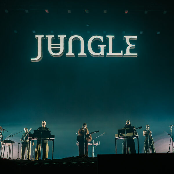 Jungle transformam a MEO Arena numa pista de dança gigante e regressam a Portugal no NOS Alive 2027